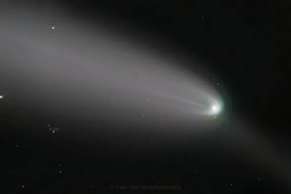 同一顆長焦紫金山彗星成品的另一版本，畫面中標註了數顆背景恆星