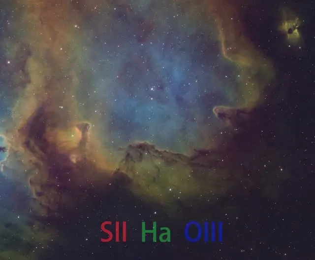 接近哈伯調色盤（SII 紅、Ha 綠、OIII 藍）的 SHO 配色示範，影像尚未大幅強化呈黯淡狀態